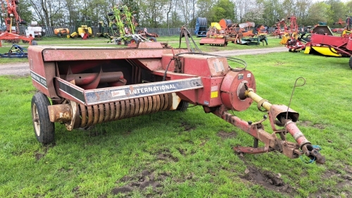International 435D Conventional baler