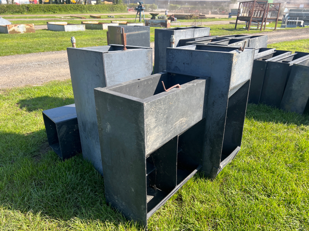 4 x single space pig feed hoppers York Machinery Sale (hedgers