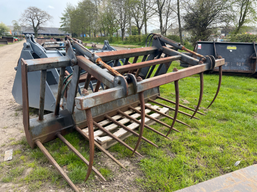 Muck grab on Merlo brackets