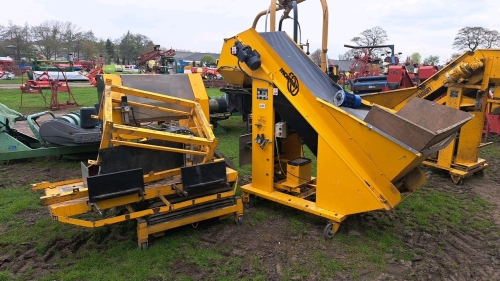 Morray 425 potato bagger and sack placer, 2001