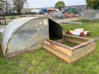 Farrowing hut/ark with fender