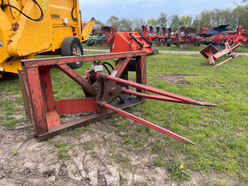 SGM round bale unroller, pin and cone fittings