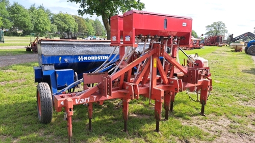 Weaving twin Sub-Disc-Seeders on Vari-Tilth cultivator bar and Nordsten CRL 300 drill