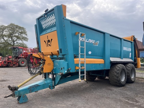 2012 Rolland Rollmax 7130 twin axle manure spreader c/w horizontal spreading discs and rear axle steer
