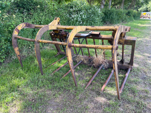 Sanderson hydraulic much grab/fork with Sanderson brackets
