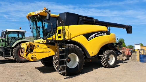 New Holland CR980 combine harvester, 2004, 30ft header and trolley, straw chopper, chaff spreader, 2700 engine hours, 2100 drum hours, AU04 LRX