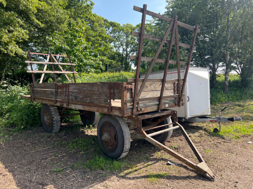 4-wheel turntable trailer/shepherd's hut chassis, 15'x6'6" with 3' extension, vintage and original, c/w side boards and hay gormers