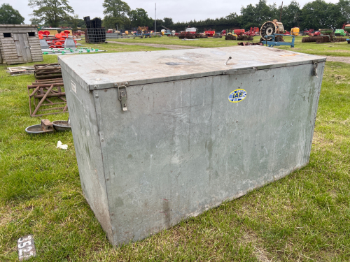 Small cattle feed bin