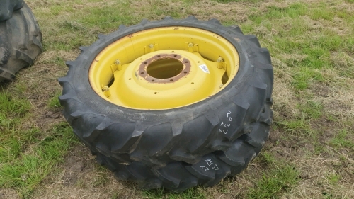 Pair of front row crop wheels 9.5/32 ex JD