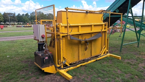 Peal box tipper to fill potato grader boat