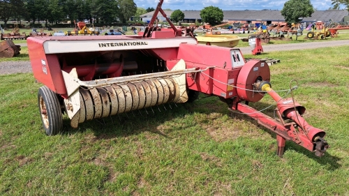 International 440 baler, very tidy, working order, c/w books
