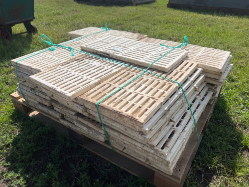 Plastic pig slats