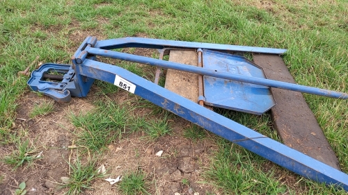 Pipe vise on stand