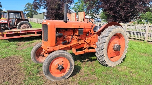 Nuffield Universal DM4 tractor Good working fasr tractor, good running engine. Ideal tractor road run project