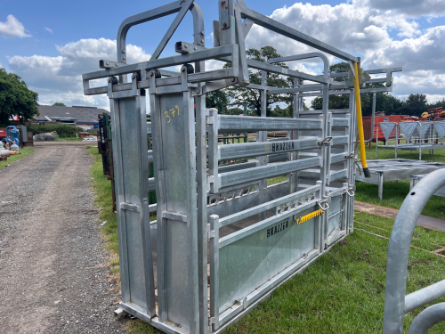 Brazzen heavy duty cattle crush as new
