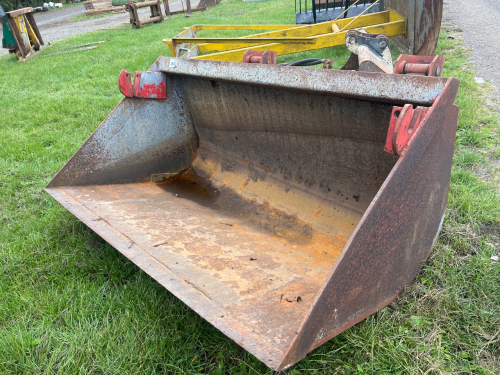 Bucket and back plate for forklift