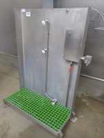 Apron wash with steriliser