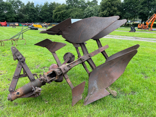 Cat 1 mounted 2F reversible plough