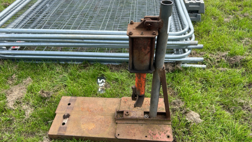 Tyre bead breaker