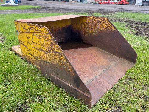 Forklift mounted bucket