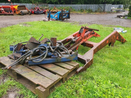 MF loader to suit Leyland 270