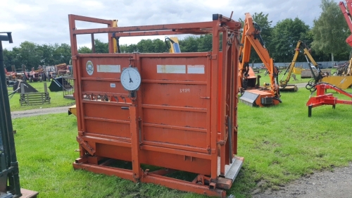 Ritchie cattle crush c/w weigh