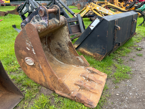 JCB 3CX Strickland bucket with tow plate, 22"