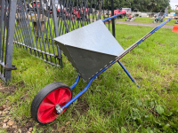 Folding wheelbarrow