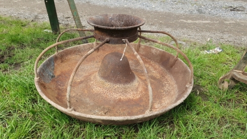 Round cast iron trough complete with bars and centre hoop