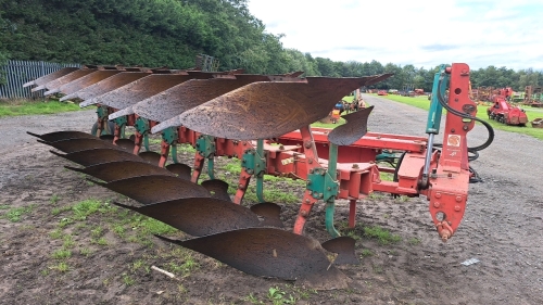 Kverneland LO85 6+1 plough, on land in furrow, hydraulic vari width, hydraulic front furrow, 28 bodies, Cat 3&4 cross shafts, very good condition