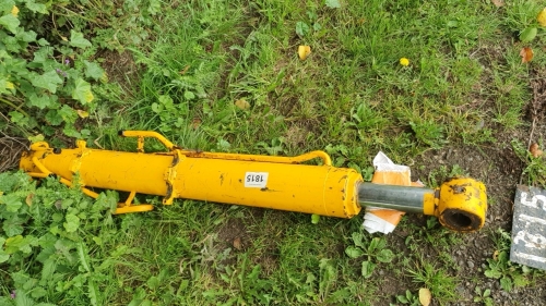 JCB 320TM hydraulic ram, needs repair