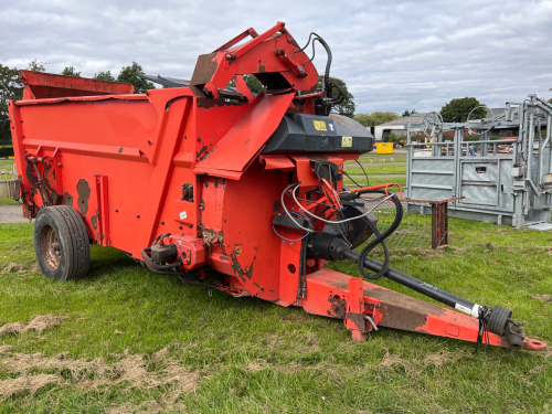 Kuhn Primor 5570 straw blower