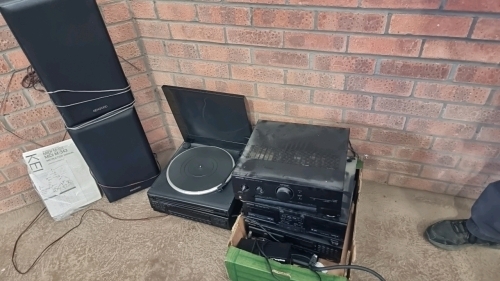 Kenwood stacking stereo and speakers
