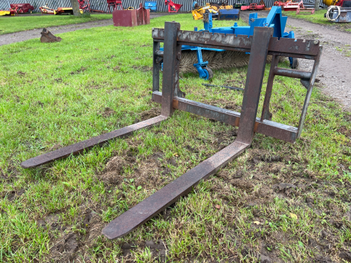 Chilton MX loader pallet tines