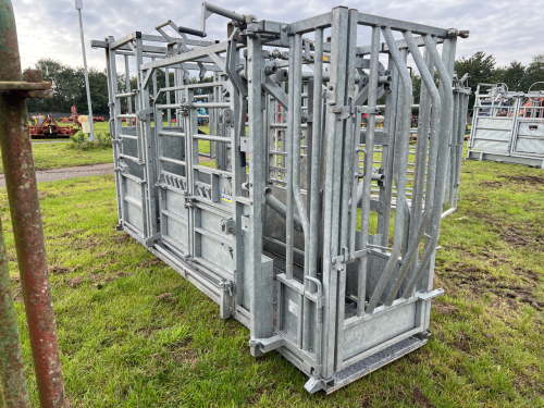 IAE Chieftain dual width galvanised cattle crush c/w vet cage sliding rear gate