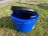 Large feed/water buckets x2 with lids - 3