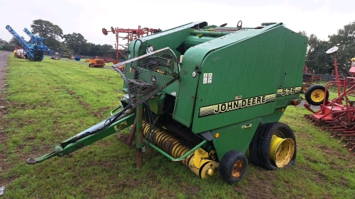 John Deere 575 round baler