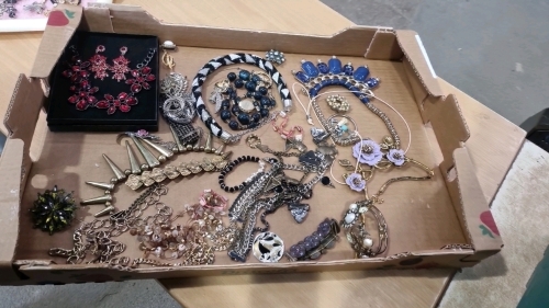 Box of assorted junk jewellery