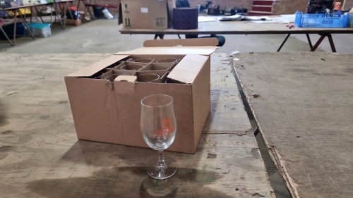 Box of new and unused 12 x Cruzcampo half pint glasses