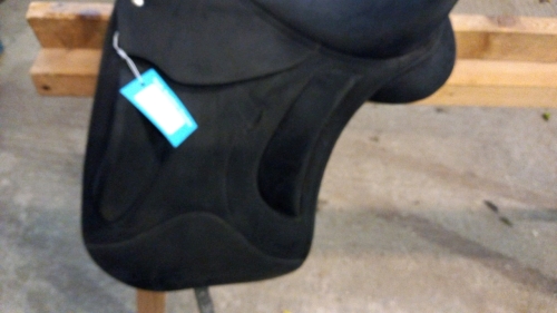18" Black synthetic Wintec Pro saddle with Cair system, changeable gullet GP