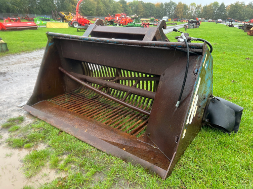 Tanco/Landmec beet cleaning bucket on JCB compact brackets