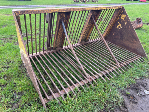 Root beet loading bucket c/w JCB fit brackets