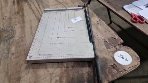 Guillotine/paper cutter