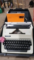 Alder Gabrielle 25 vintage typewrite c/w manual, ribbon and carry case