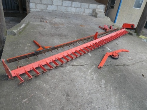 Kuhn 4m scraper and levelling bar