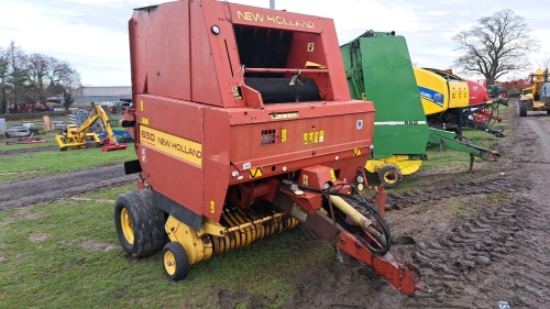 NH 650 Bale Command round baler