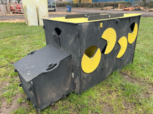 Solway lamb warming box holds 4 x lambs