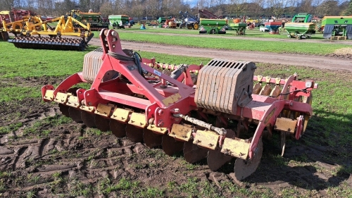 Vaderstad Carrier 3m cultivator, only on second set of discs. Excellent condition.