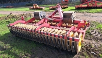 Vaderstad Carrier 3m cultivator, only on second set of discs. Excellent condition. - 3