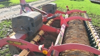 Vaderstad Carrier 3m cultivator, only on second set of discs. Excellent condition. - 4